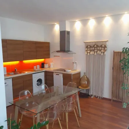 One Bedroom With Balcony Rue Chabaud דירה