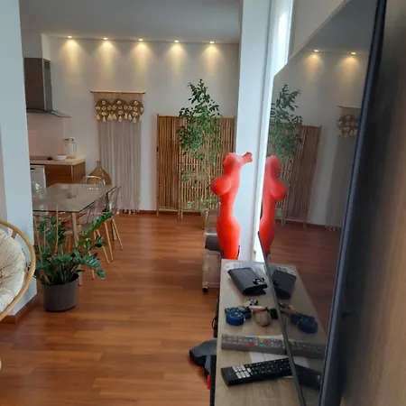 One Bedroom With Balcony Rue Chabaud דירה