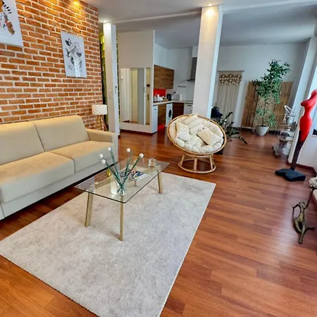 One Bedroom With Balcony Rue Chabaud アパート