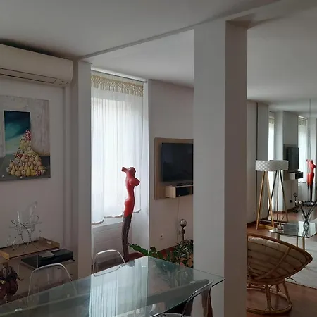 アパート One Bedroom With Balcony Rue Chabaud *